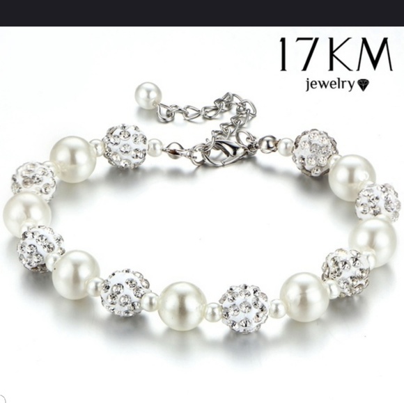 Jewelry - 4/$12 Beautiful crystal and pearl bracelet 😍